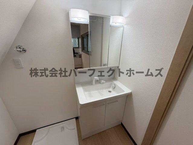 洗面設備　独立洗面化粧台が付いています