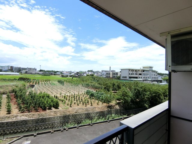 バルコニー　バルコニーからの眺めを楽しみながら食事をしませんか