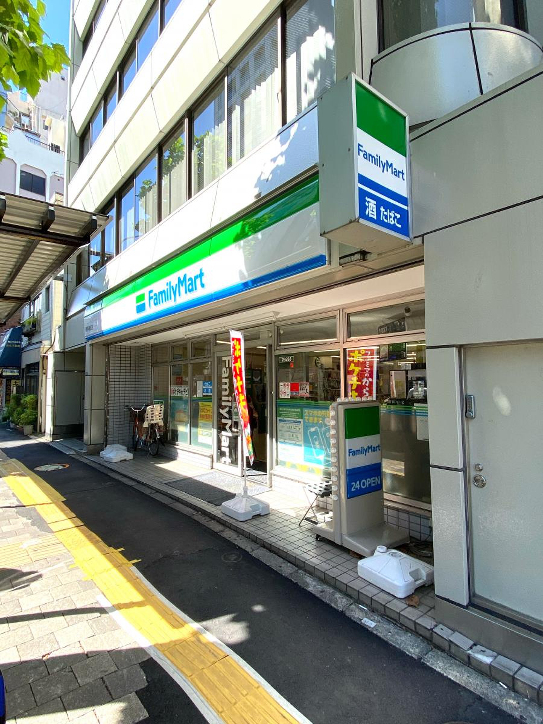 コンビニ　ファミリーマート西早稲田店（コンビニ）まで68m