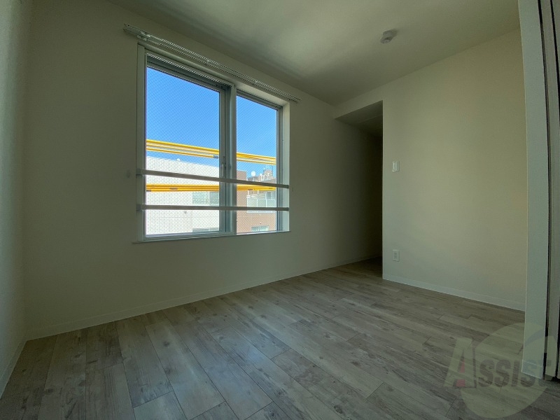 その他部屋・スペース　寝室はこちらです。光が差し込む、温かみのあるお部屋です。