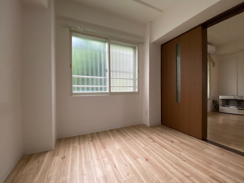 その他部屋・スペース　寝室はこちらです。光が差し込む、温かみのあるお部屋です。