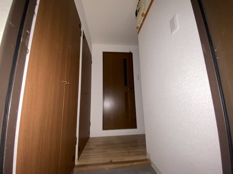 玄関　玄関です。すぐ広いリビングにつながっています。