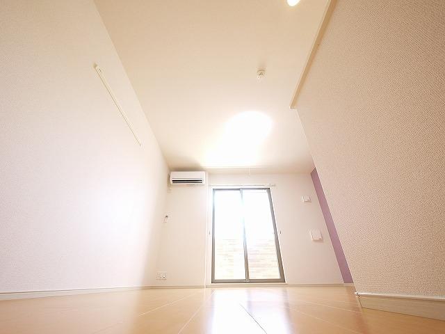 その他部屋・スペース　開放的な寝室です