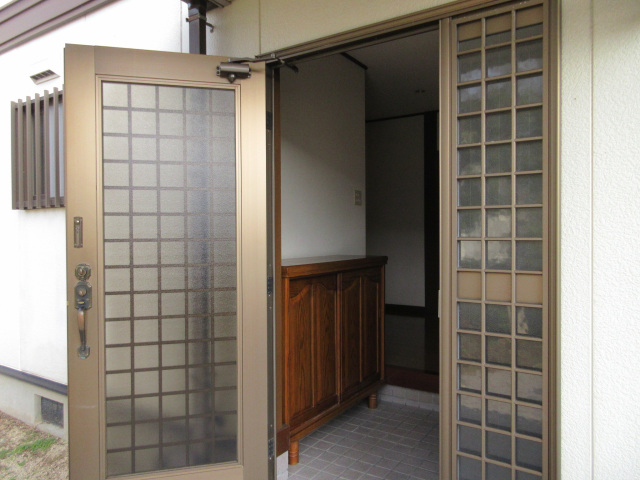 ＪＲ山陽本線 西高屋駅 徒歩32分 2階建 築37年の玄関写真