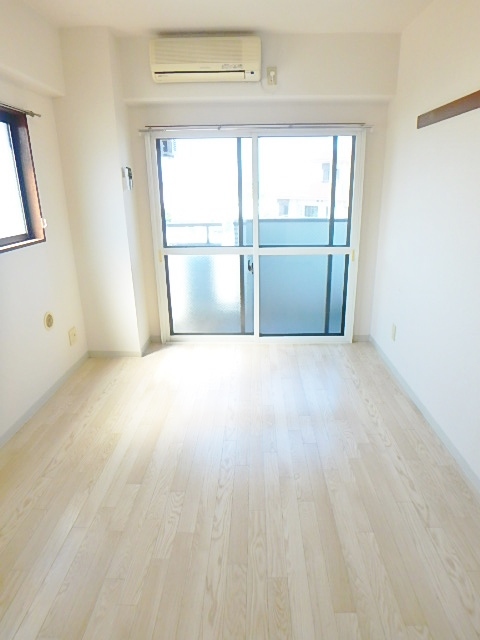 居室・リビング　角部屋ではありません。参考画像。