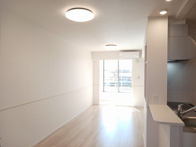 居室・リビング　こちらの居間で趣味の時間をお楽しみください