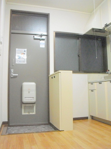 その他　窓があり明るく広々したキッチンスペース