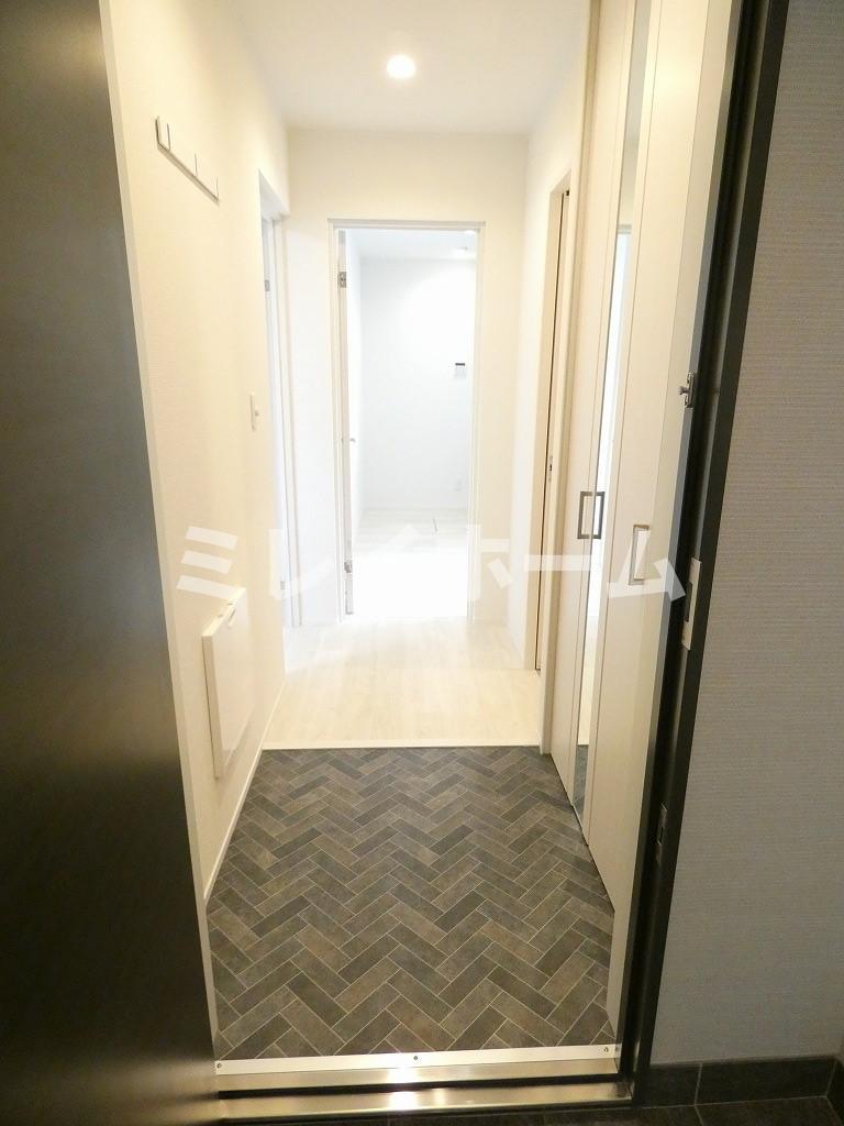 玄関　同建物内、別のお部屋の参考写真になります。