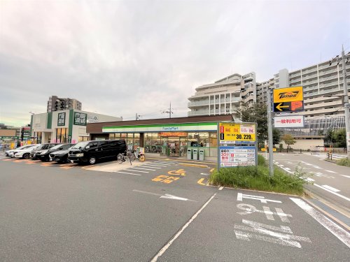 コンビニ　ファミリーマート 豊中上新田店（コンビニ）まで782m