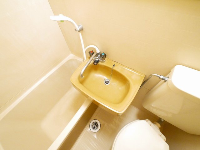 その他設備　お風呂には洗面台もついてます。