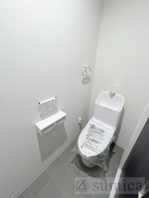 トイレ　人気アイテムの温水洗浄便座。清潔感のあるトイレです。