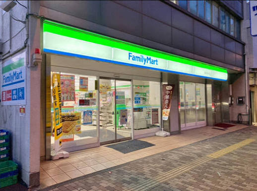 コンビニ　ファミリーマート横浜青木町店（コンビニ）まで204m