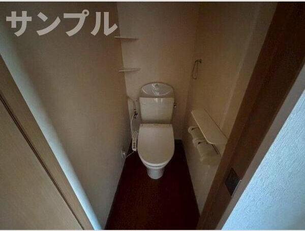 トイレ　※以前の状態もしくは別室の参考画像