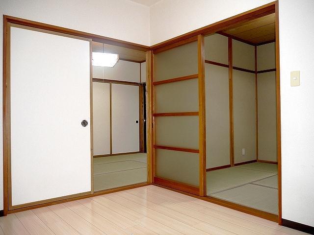 その他部屋・スペース　ダイニングから見た、4.5帖と6帖の和室の様子です。しっとり