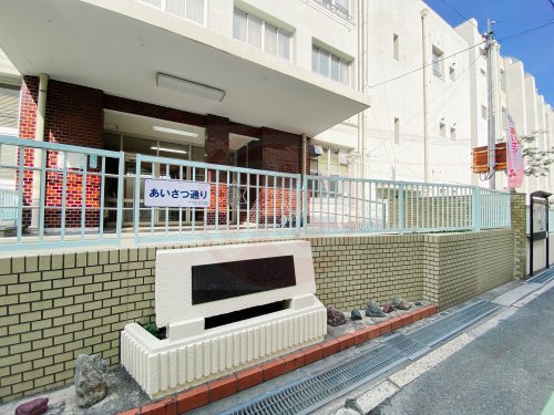 小学校　中本小学校（小学校）まで702m
