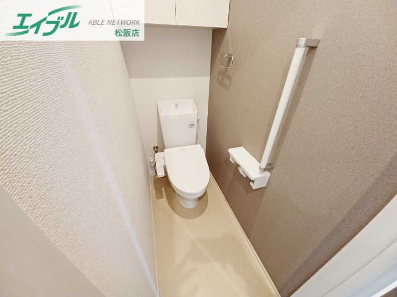 トイレ　同建物別部屋反転写真です
