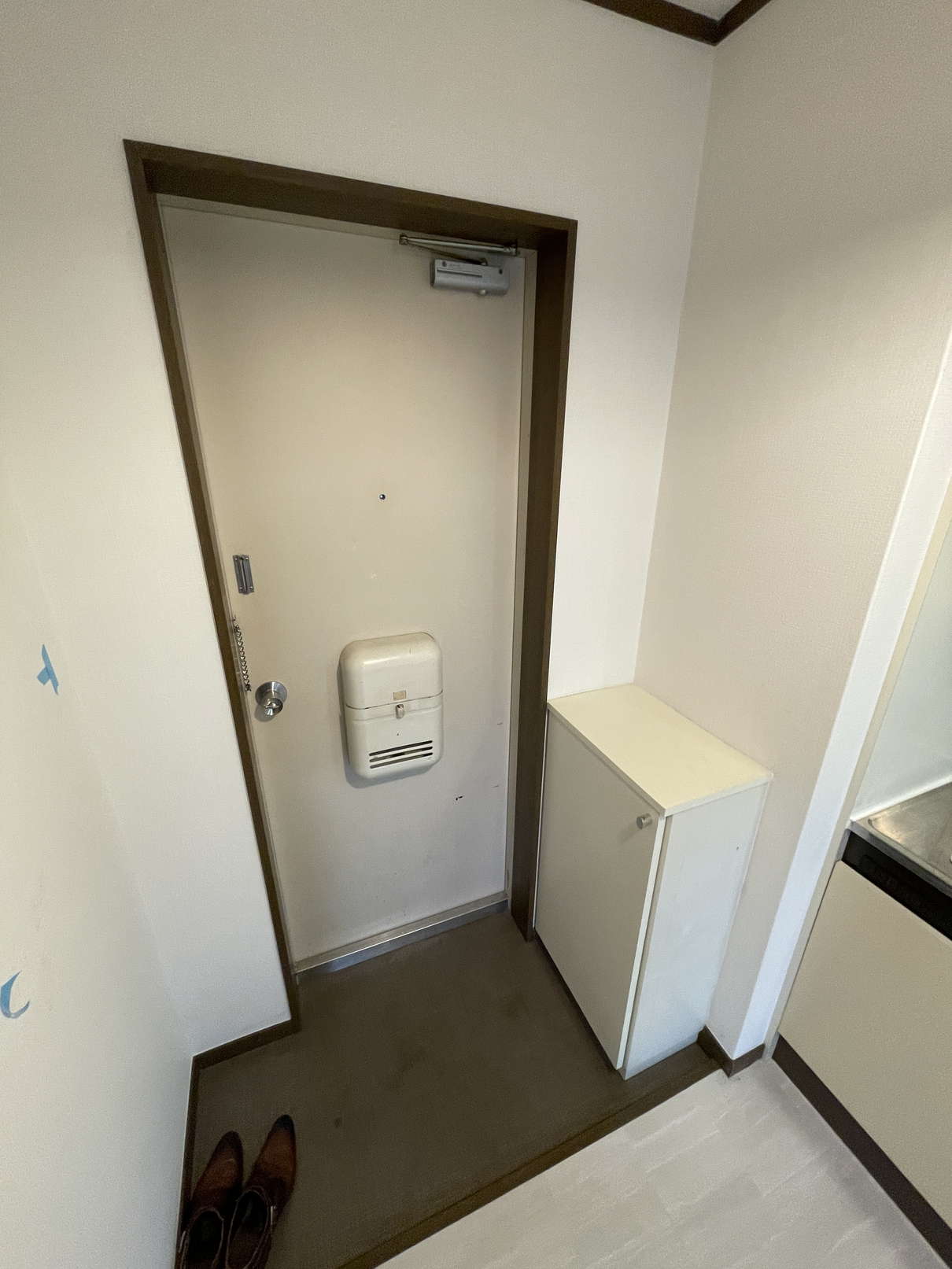 玄関　※同物件別号室の参考写真です。