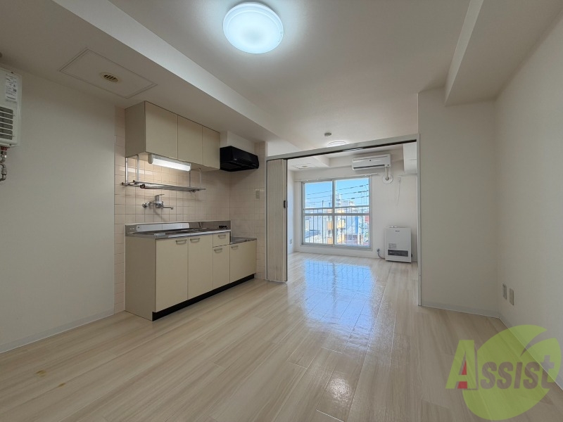 居室・リビング　木目のフローリングは落ち着きのある印象のお部屋になりますね。