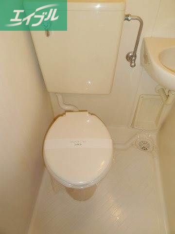 トイレ　同物件別部屋の写真です