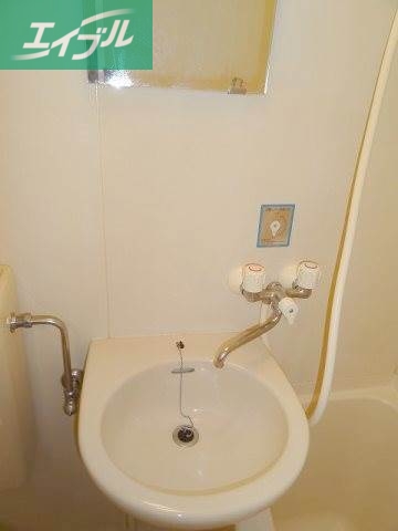 洗面設備　同物件別部屋の写真です