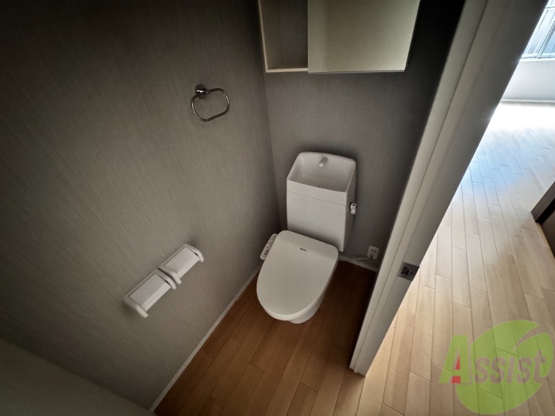 トイレ　こちらはトイレです。上部に収納もあって便利ですね。