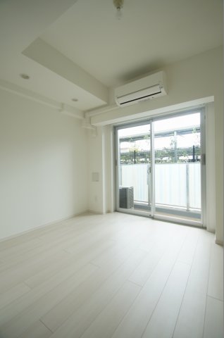 居室・リビング　優しい色合いの床材を使用した居住空間です。