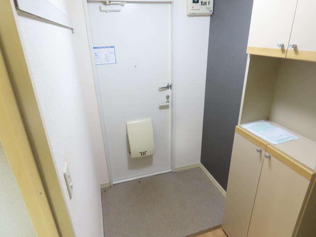 玄関　※反転タイプのお部屋の写真です