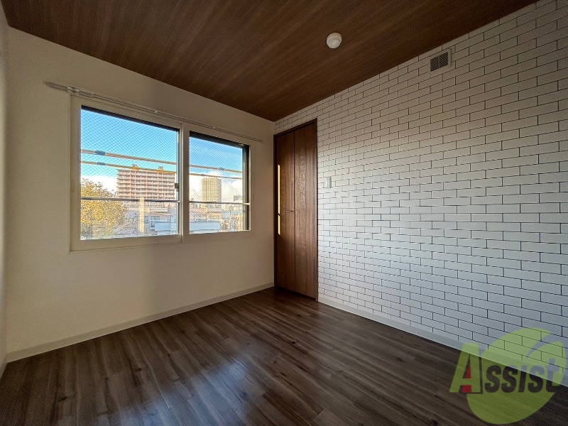 その他部屋・スペース　こちらのお部屋は光が差し込む、温かみのあるお部屋です。