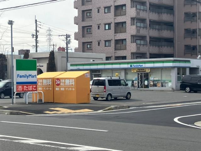 コンビニ　ファミリーマート港十一屋店（コンビニ）まで584m