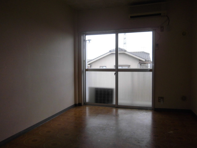 サンアベニュー池田2の居間写真