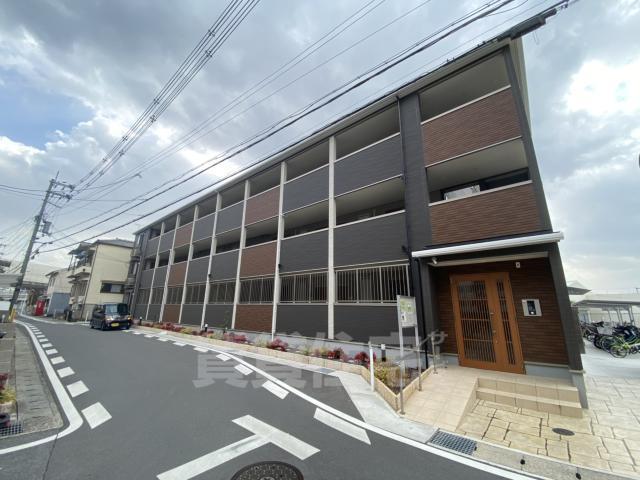 京都市伏見区淀際目町のアパートの建物外観