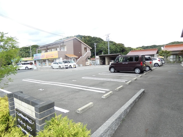 【サンセール　セゾンの駐車場】