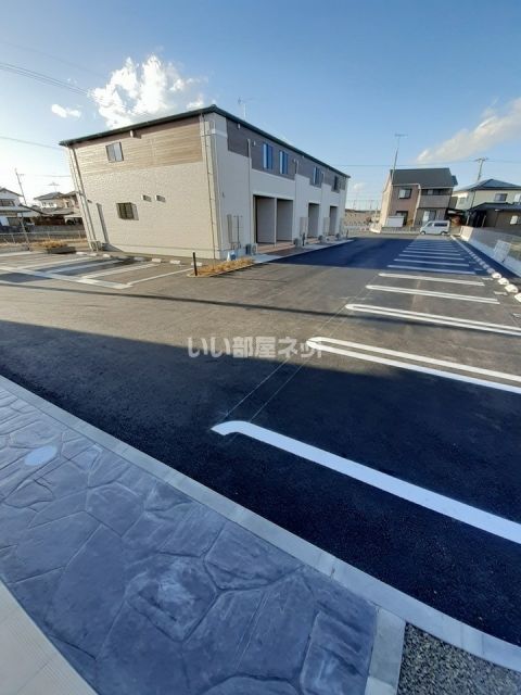 【西条市下島山甲のアパートの駐車場】