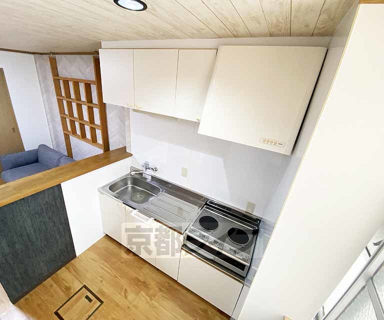 キッチン　収納スペース複数あり