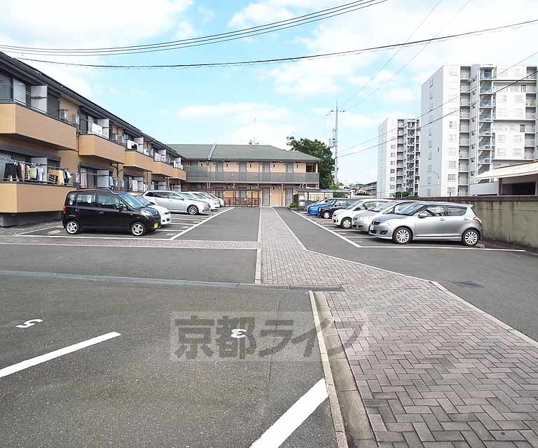 【京都市伏見区深草出羽屋敷町のアパートの駐車場】