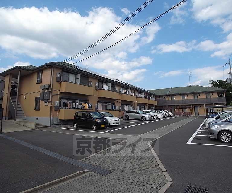 京都市伏見区深草出羽屋敷町のアパートの建物外観