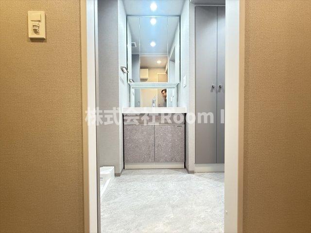 洗面設備　明るい洗面所です