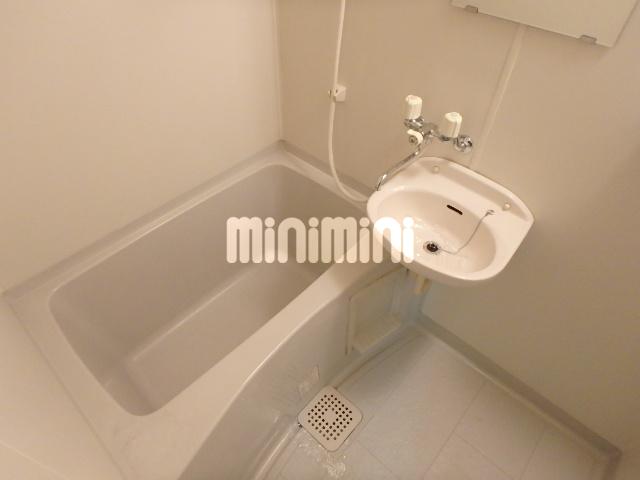 バス・シャワールーム　鏡も付いていますよ。