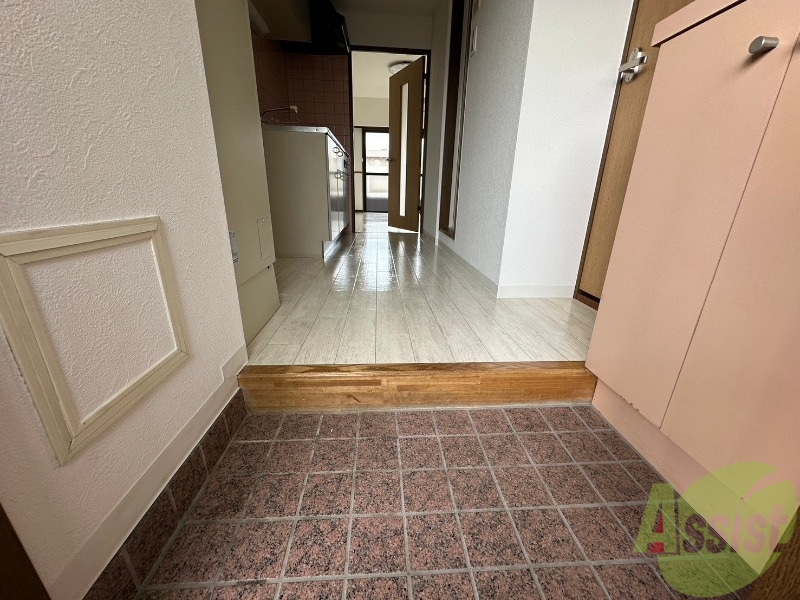 玄関　玄関から撮影しました。洋室までは一直線で行けますよ。