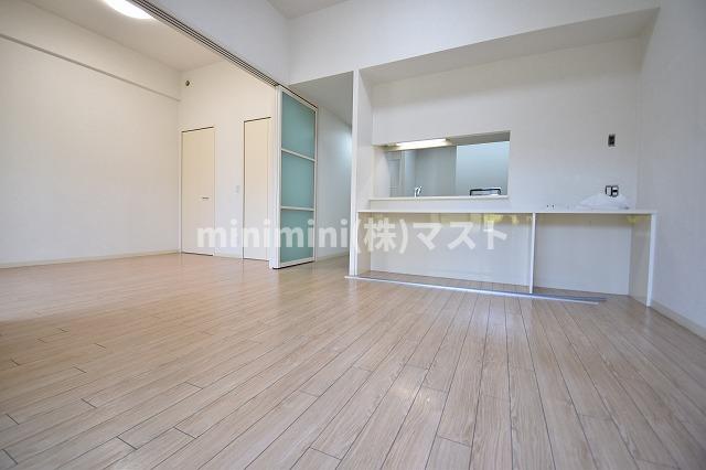 居室・リビング　フローリングの色は部屋によって異なります