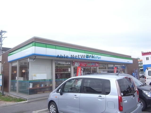 コンビニ　ファミリーマート大垣築捨町店（コンビニ）まで608m