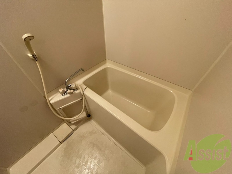 バス・シャワールーム　バスルームは狭すぎず、シャワーも浴びやすそうです。