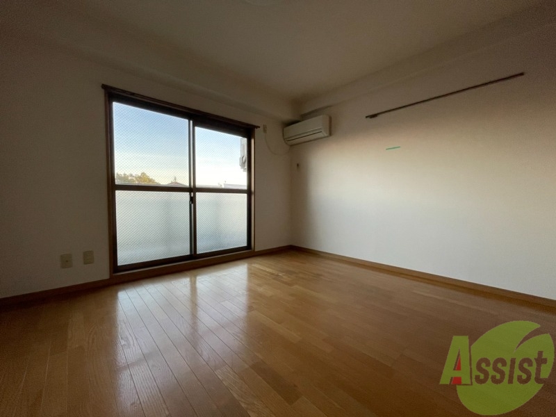 居室・リビング　７帖の洋室です。広々として、きれいですね。