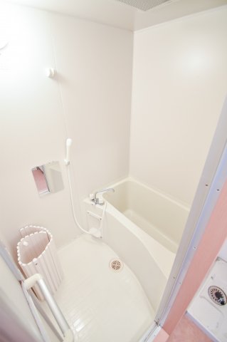 バス・シャワールーム　ちょうどいいサイズのお風呂です。お掃除も楽にできますよ。