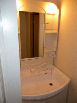 洗面設備　独立洗面台、小物を置くことができて便利です