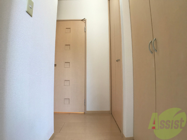 玄関　玄関から入ってスグ右に下足入れがあります。