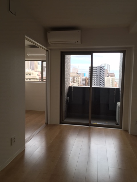 居室・リビング　落ち着いた色合いの床材を使用した居住空間です。