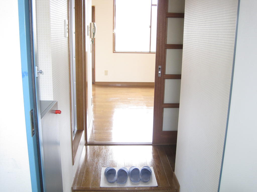 玄関　バス・トイレセパレート！南向き窓で採光良好！大学まで徒歩５分