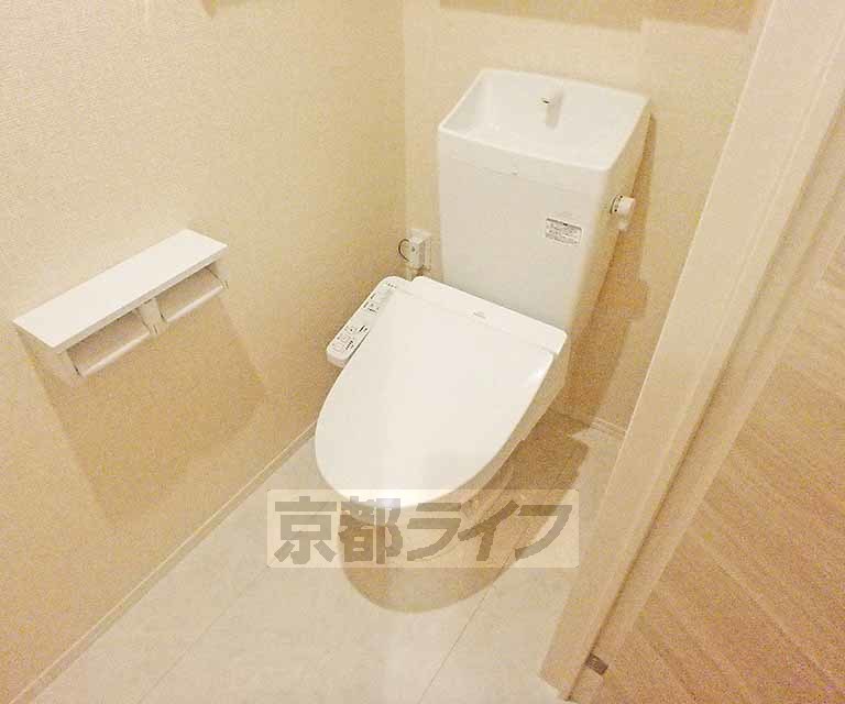 トイレ　温水洗浄便座です。