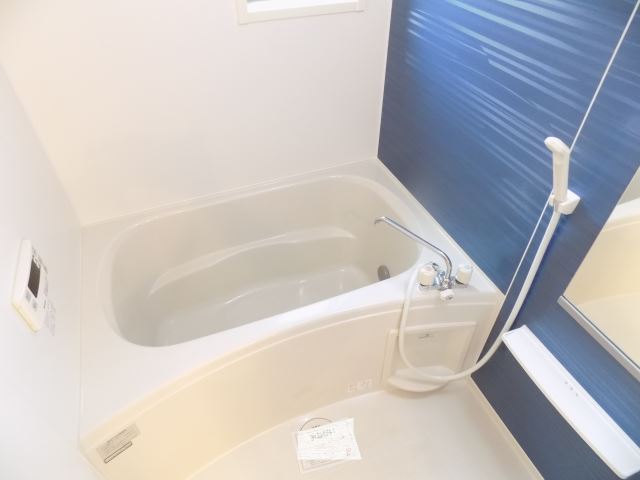 バス・シャワールーム　清潔な窓付きのバスルーム